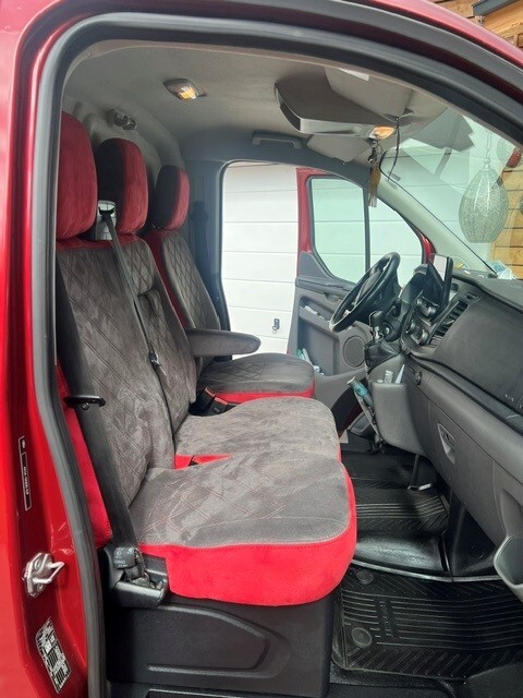 Ford Transit Custom Sitzbezuege Antarrlook Dunkelgrau Rot 1