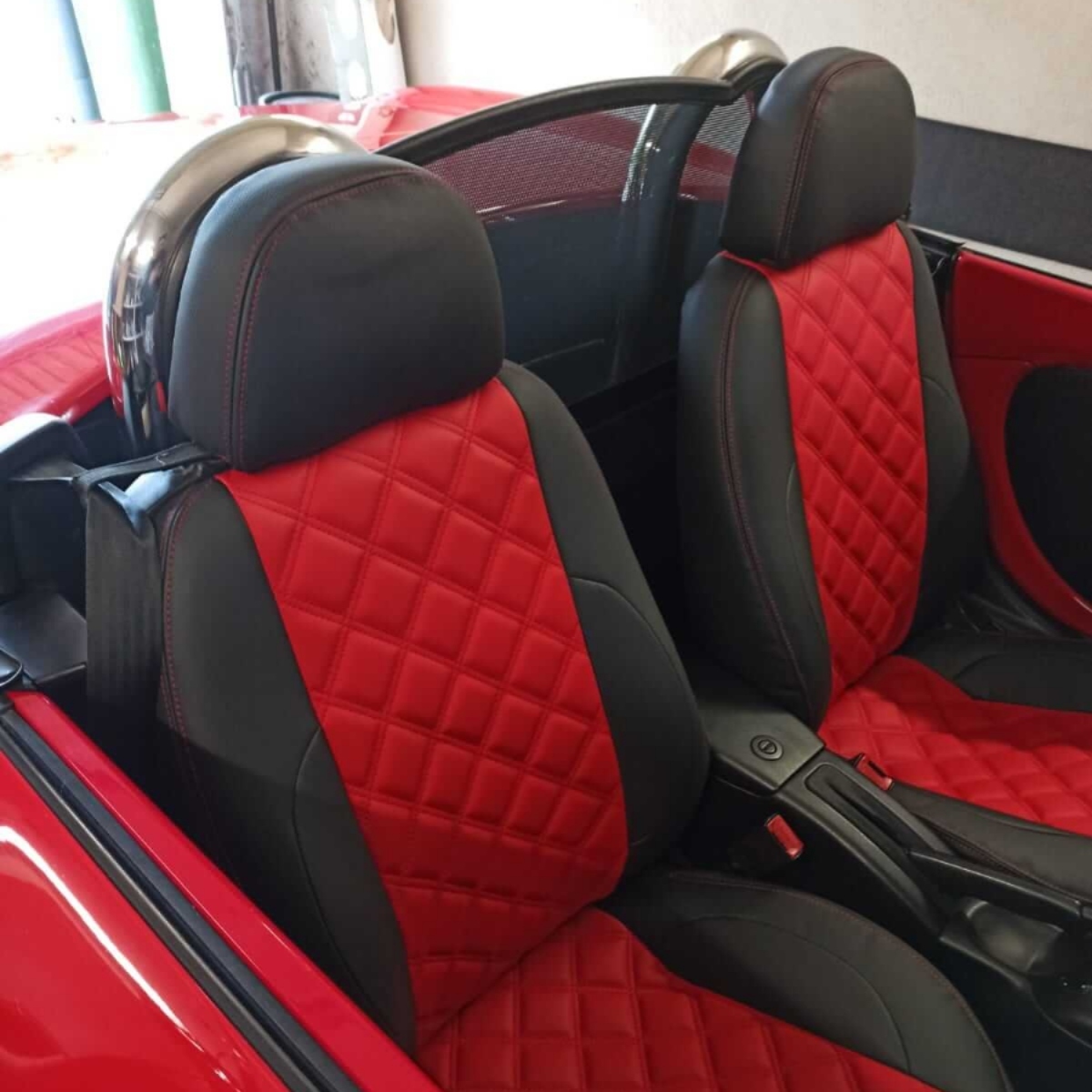 Cabrio Sitzbezuege Rot Schwarz Rautensteppung Roadster