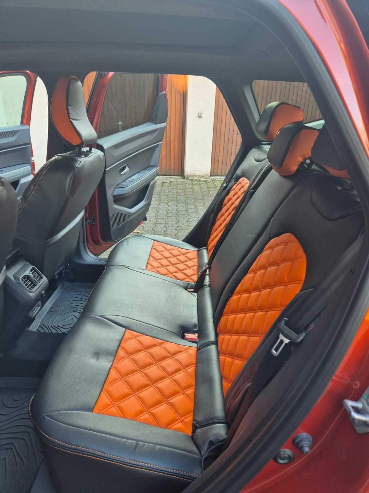 Dacia Bigster Rueckbank Sitzbezuege Schwarz Orange Rautenmuster