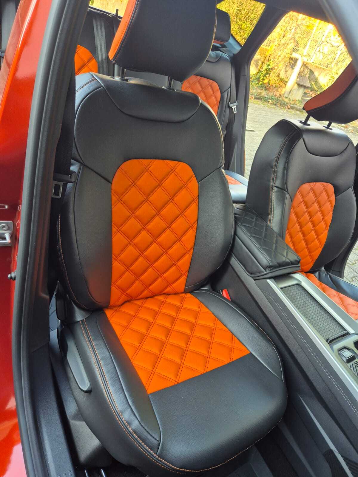 Dacia Bigster Vordersitze Schwarz Orange Sitzbezug