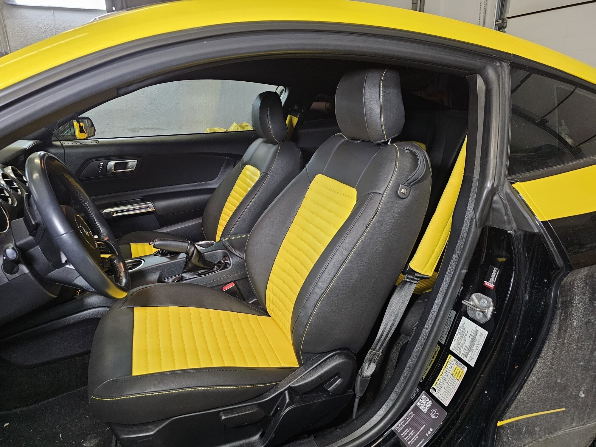 Ford Mustang Sitzbezuege Schwarz Gelb Vorne