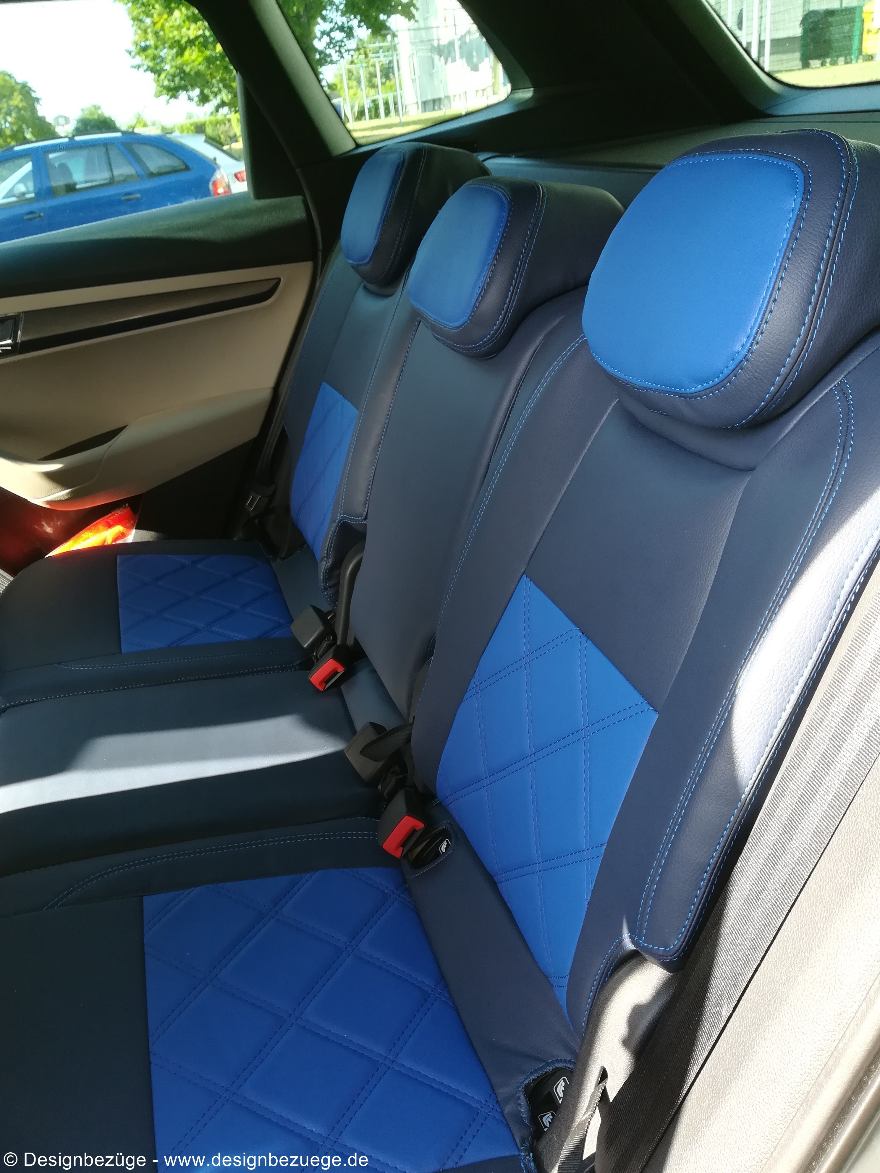 Skoda Karoq Rueckbank Sitzbezuege Lederlook Blau Design