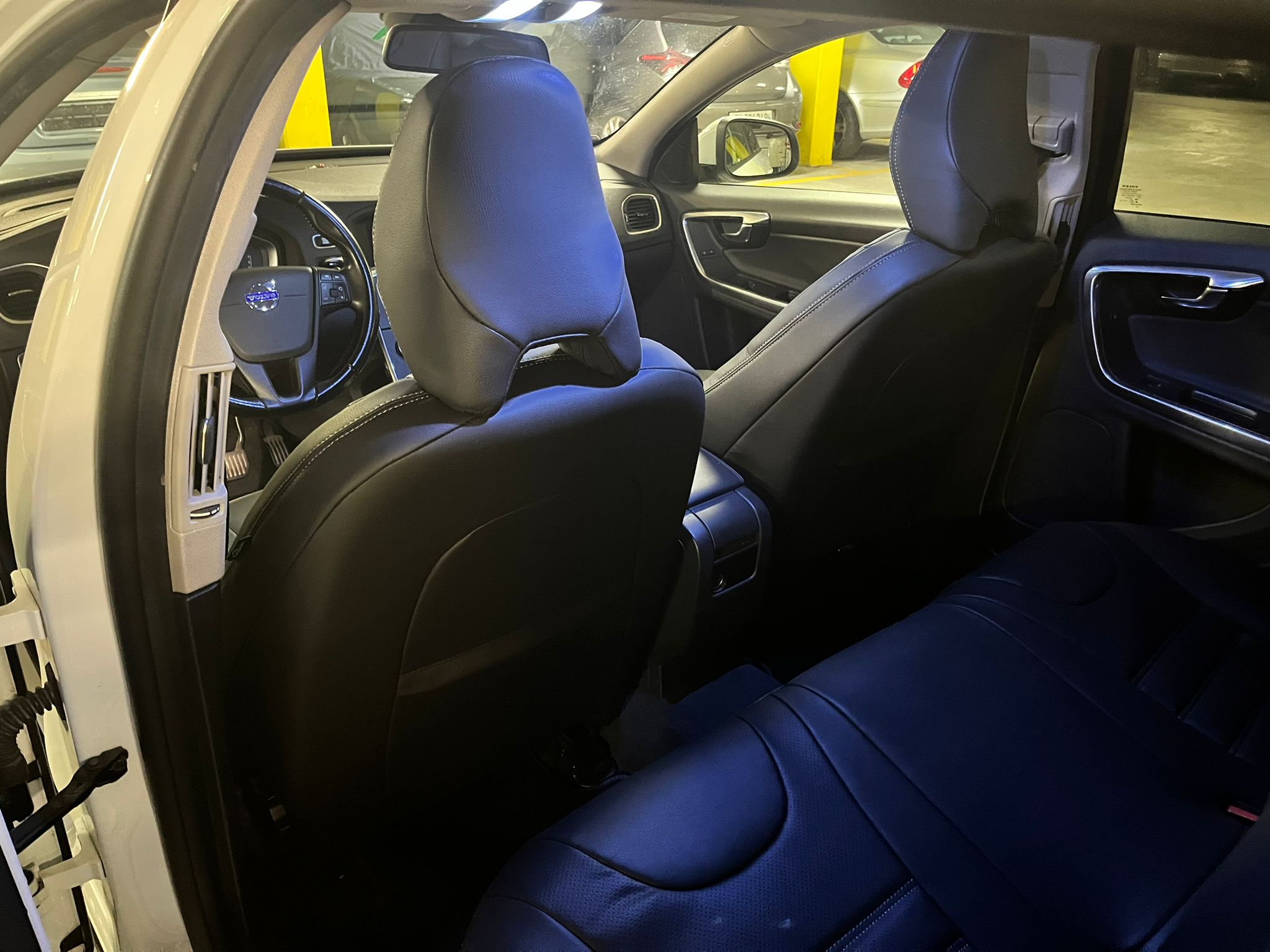 Volvo V60 Rueckseite Vordersitze Kunstleder