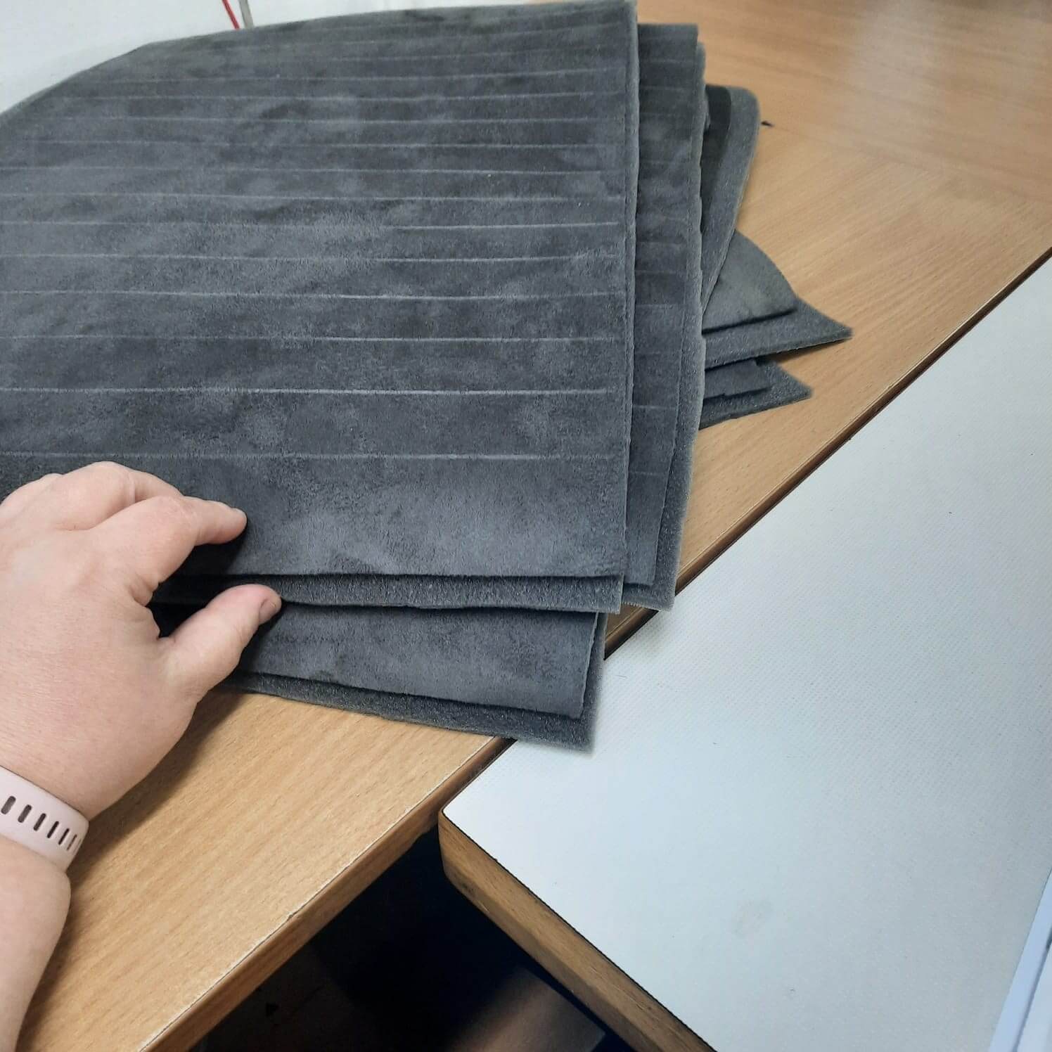 Händische Querabsteppung für individuelle Sitzbezüge an der Nähmaschine