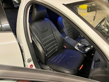 Volvo V60 Sitzbezüge in Schwarz mit sportlicher Querabsteppung