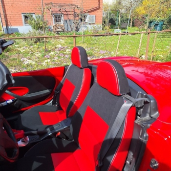 Fiat Barchetta Sitzbezüge nach Maß – Antarrlook A9 & Kunstleder D02 in Schwarz Rot