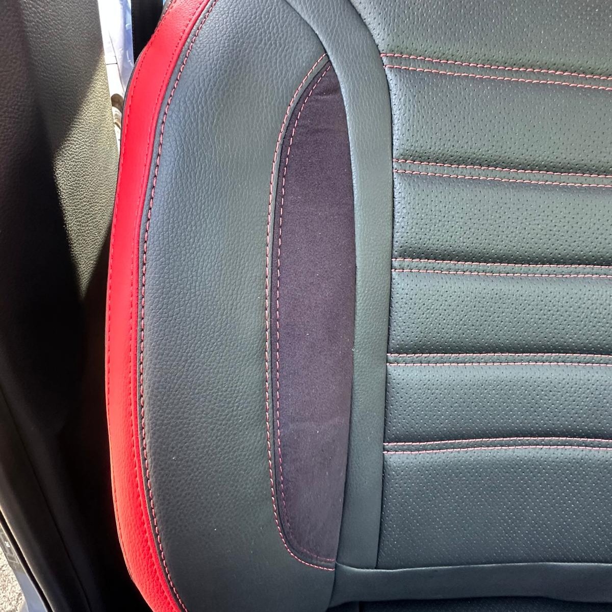 Ford Ranger Raptor Autositz aus Kunstleder in Lederlook mit roter Doppelnaht im Detail