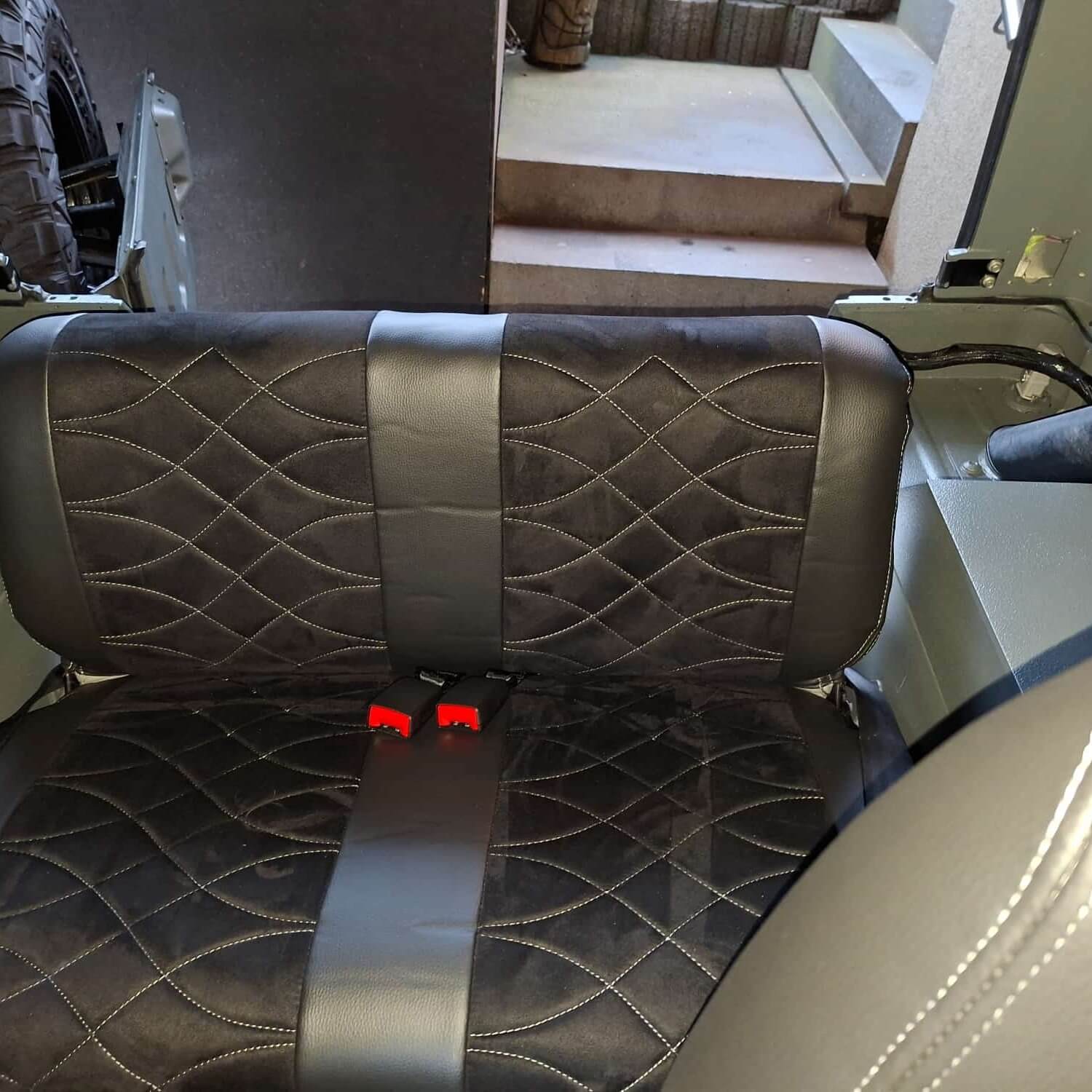 Jeep Wrangler Yj Rueckbank Sitzbezuege Schwarz Steppung