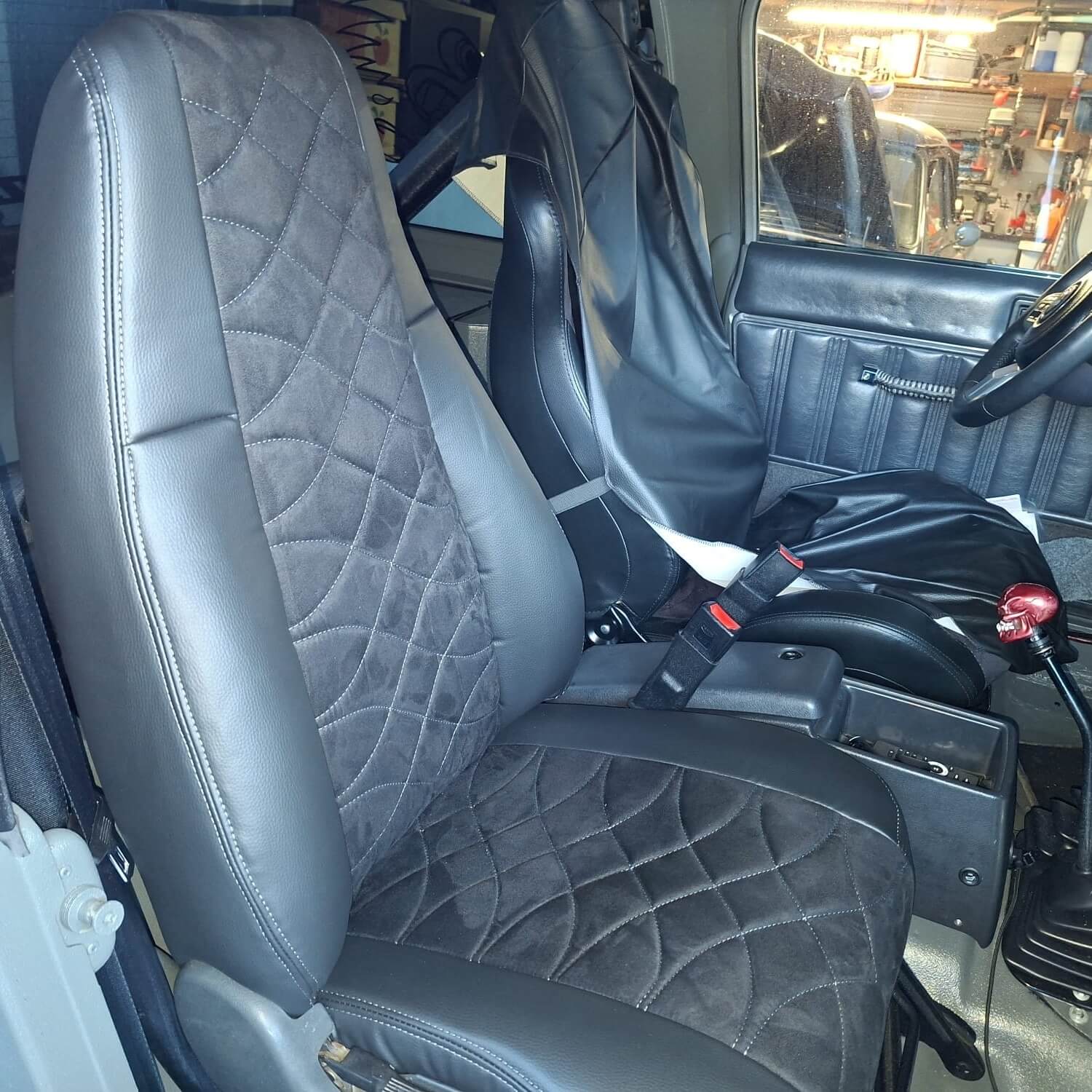 Jeep Wrangler Yj Sitzbezuege Schwarz Steppung