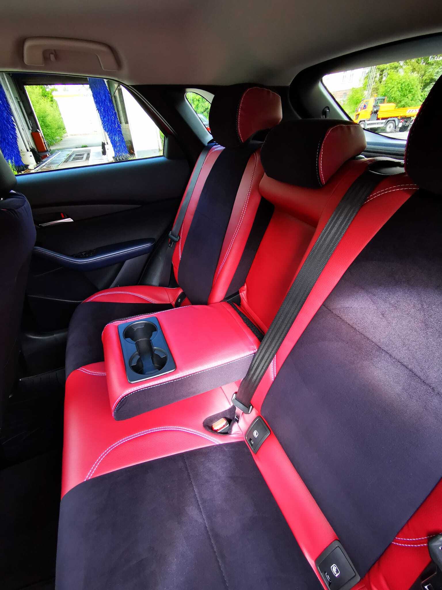 Mazda Cx30 Sitzbezuege Hinten Rot Schwarz Rueckbank Mittelarmlehne