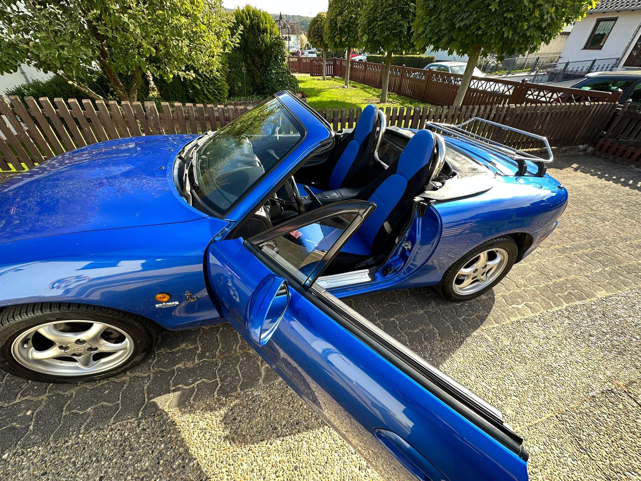 Mazda Mx5 Nb Sitzbezuege Blau Schwarz Cabrio Aussenansicht