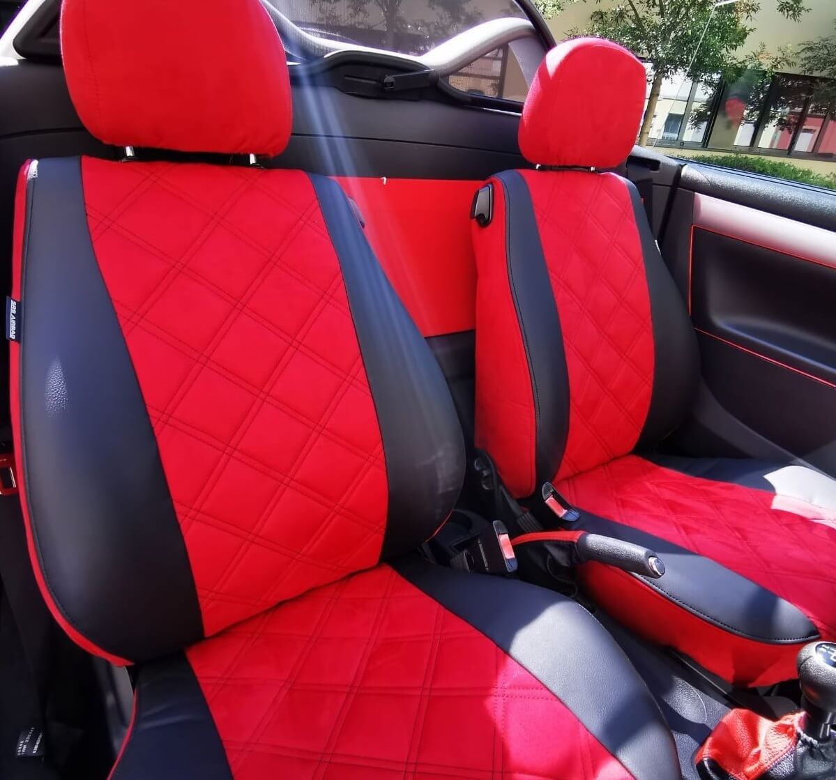 Opel Tigra Cabrio Sitzbezuege Rot Schwarz Rautensteppung Vorne