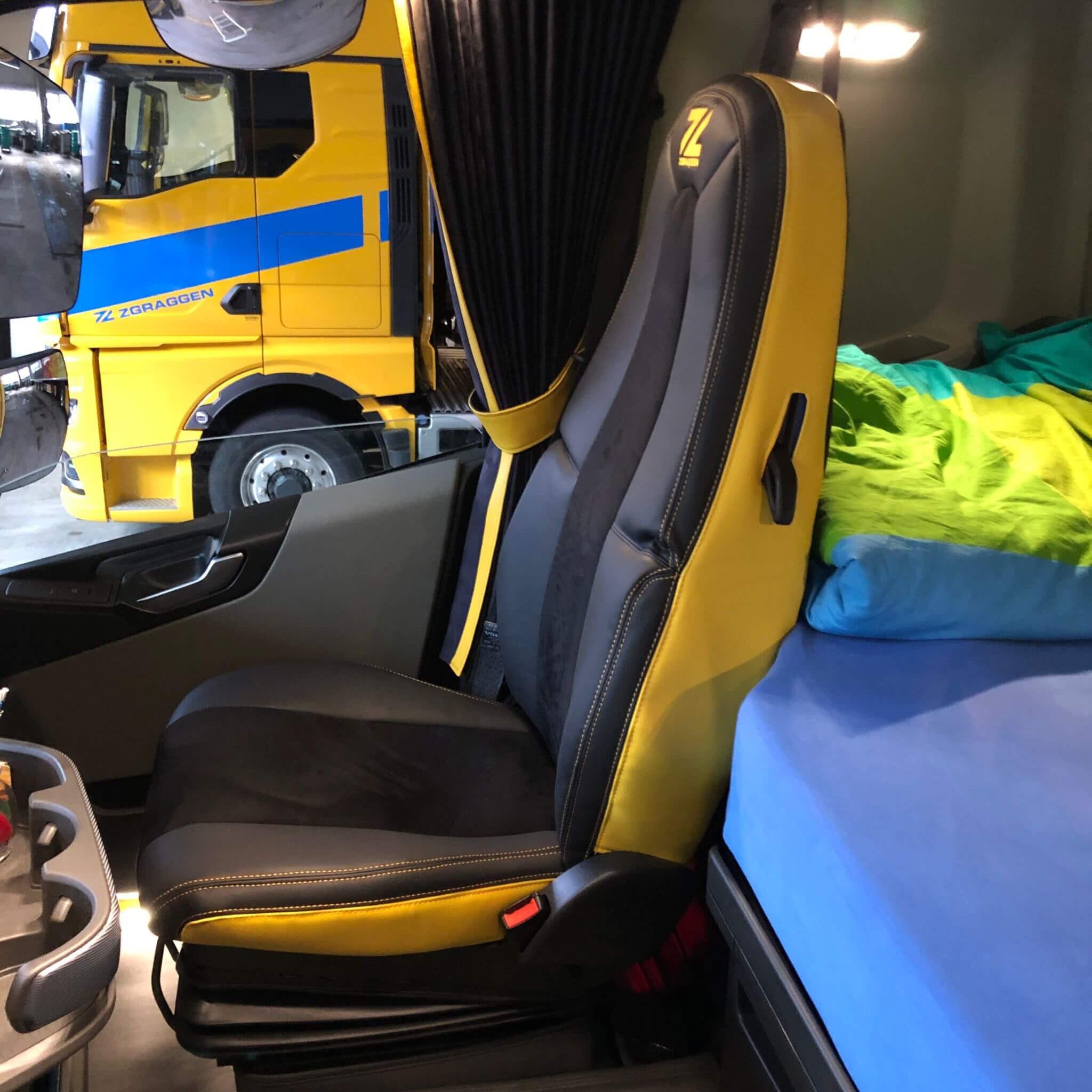 Volvo Fh4 Sitzbezuege Lkw Schwarz Gelb Beifahrersitz