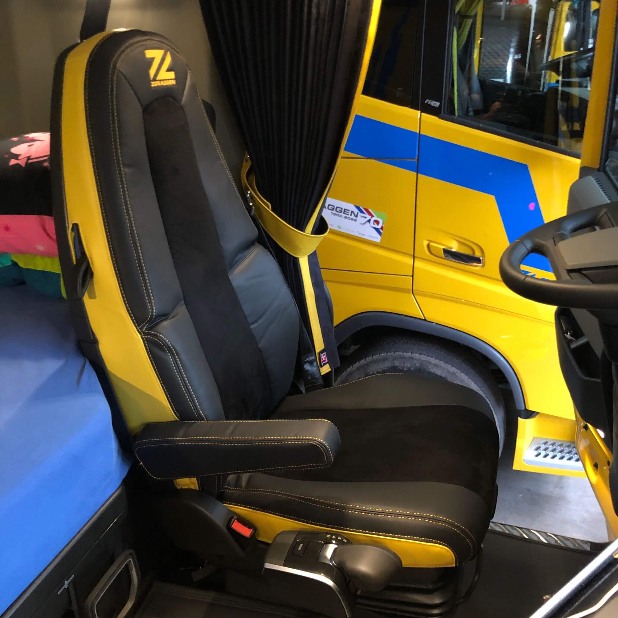 Volvo Fh4 Sitzbezuege Lkw Schwarz Gelb Fahrersitz Innenraum