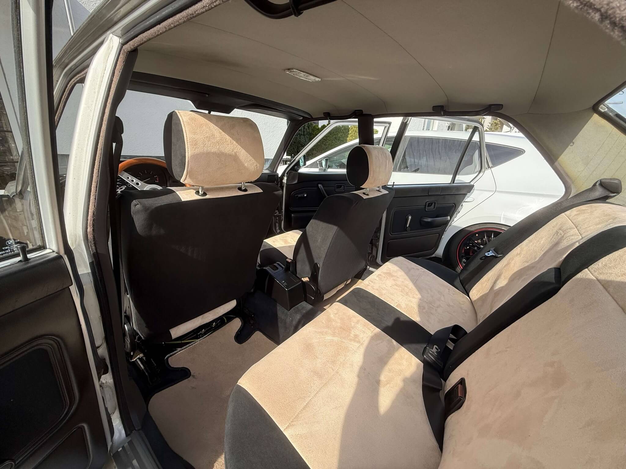 Antarrlook Sitzbezuege Bmw E28 Beige Schwarz Rueckbank Innenraum