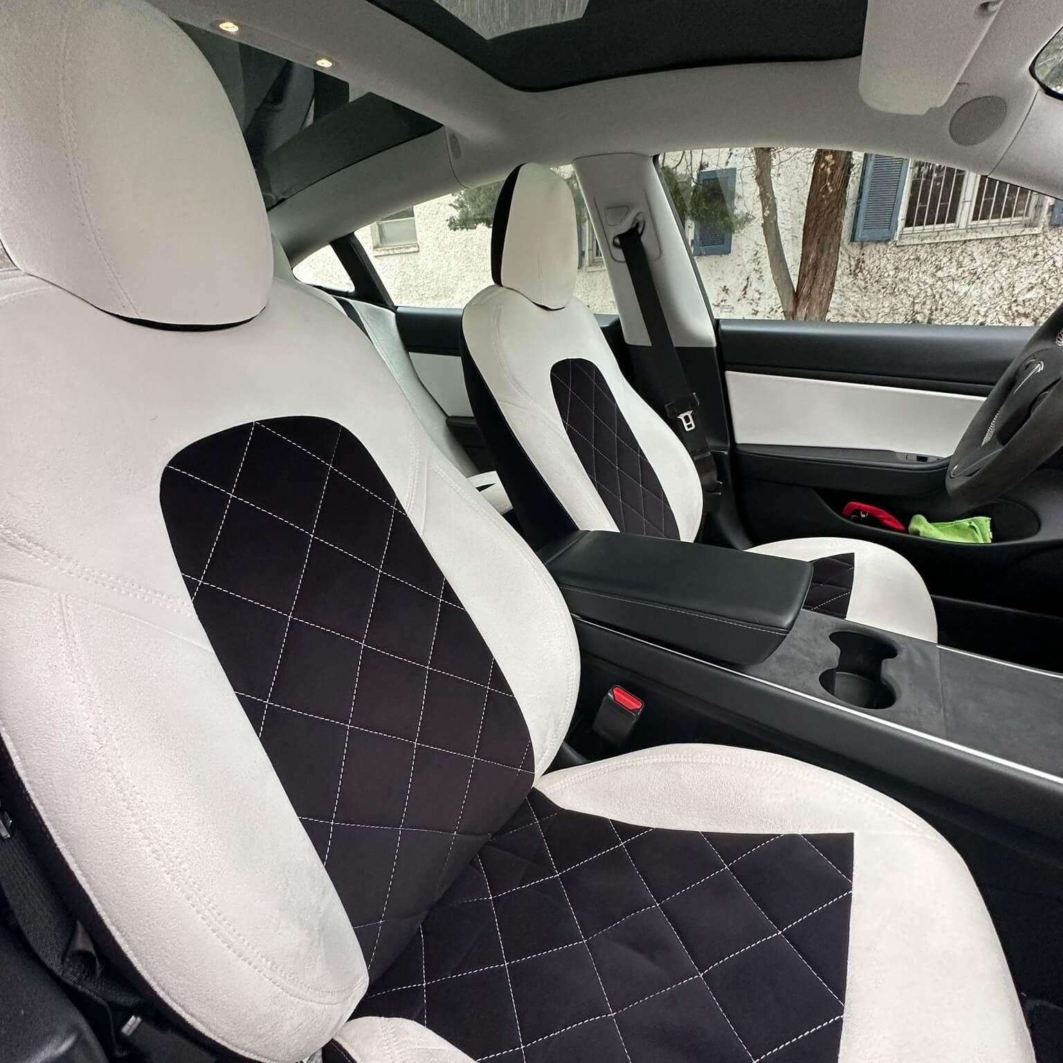 Antarrlook Sitzbezuege Tesla Model 3 Weiss Schwarz Vordersitze Rautensteppung.jpg