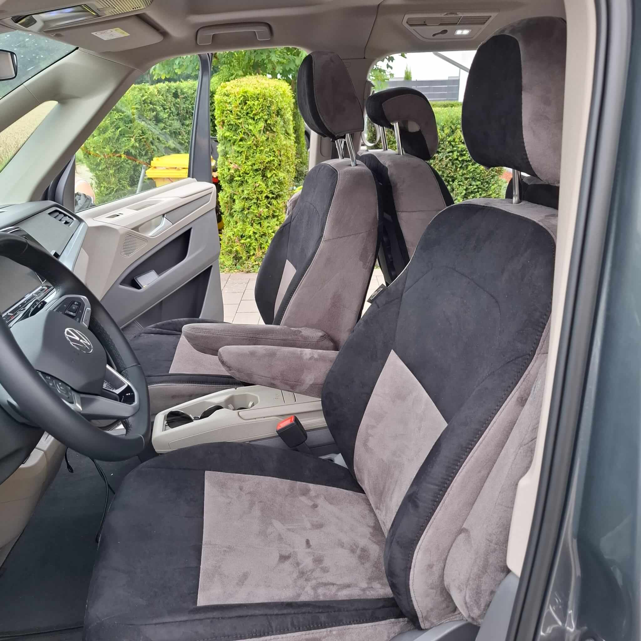 Antarrlook Sitzbezuege Vw T7 Grau Schwarz Vordersitze Innenraum