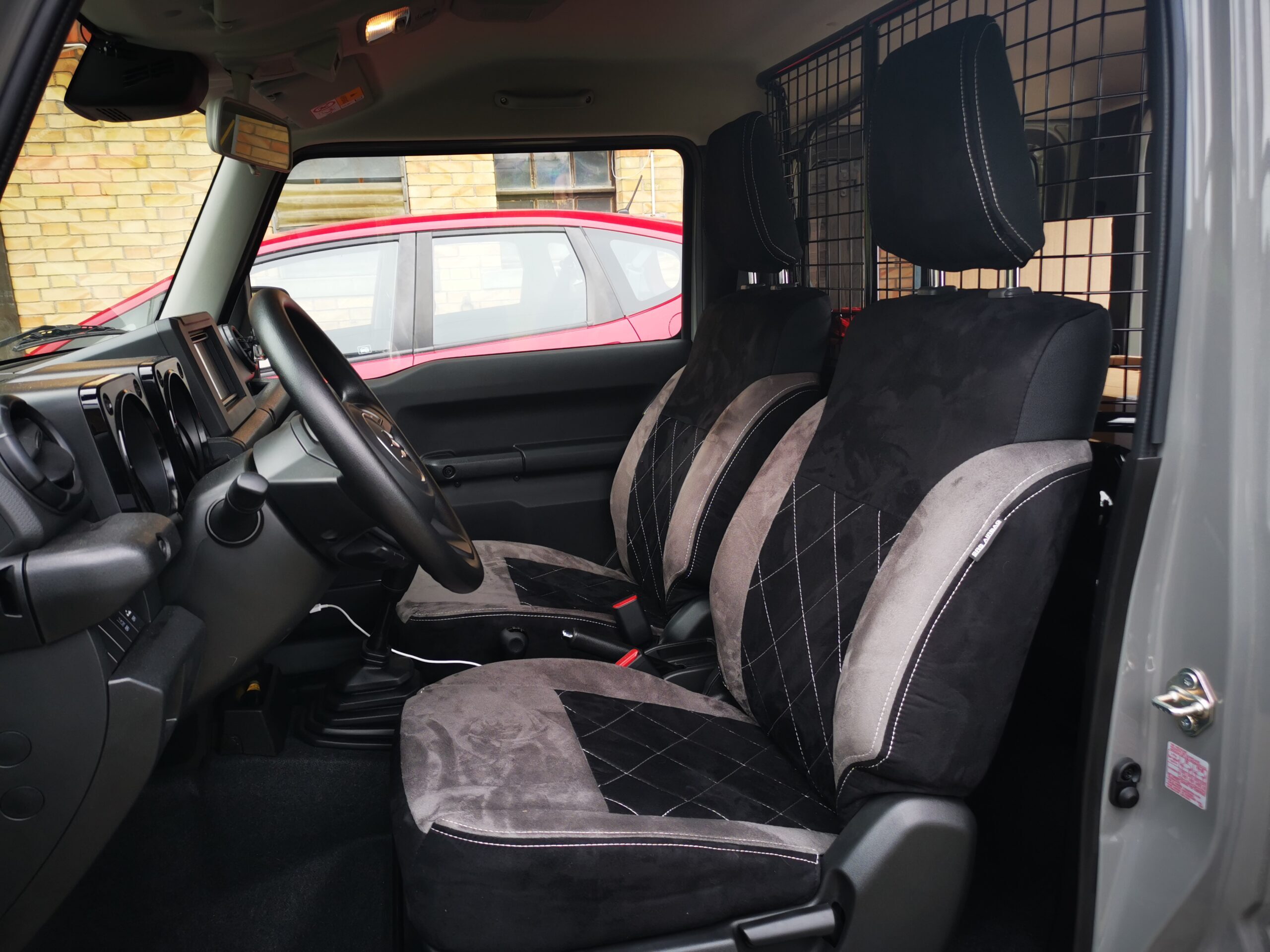 Suzuki Jimny Gj Sitzbezuege Schwarz Grau Rautensteppung Vorne