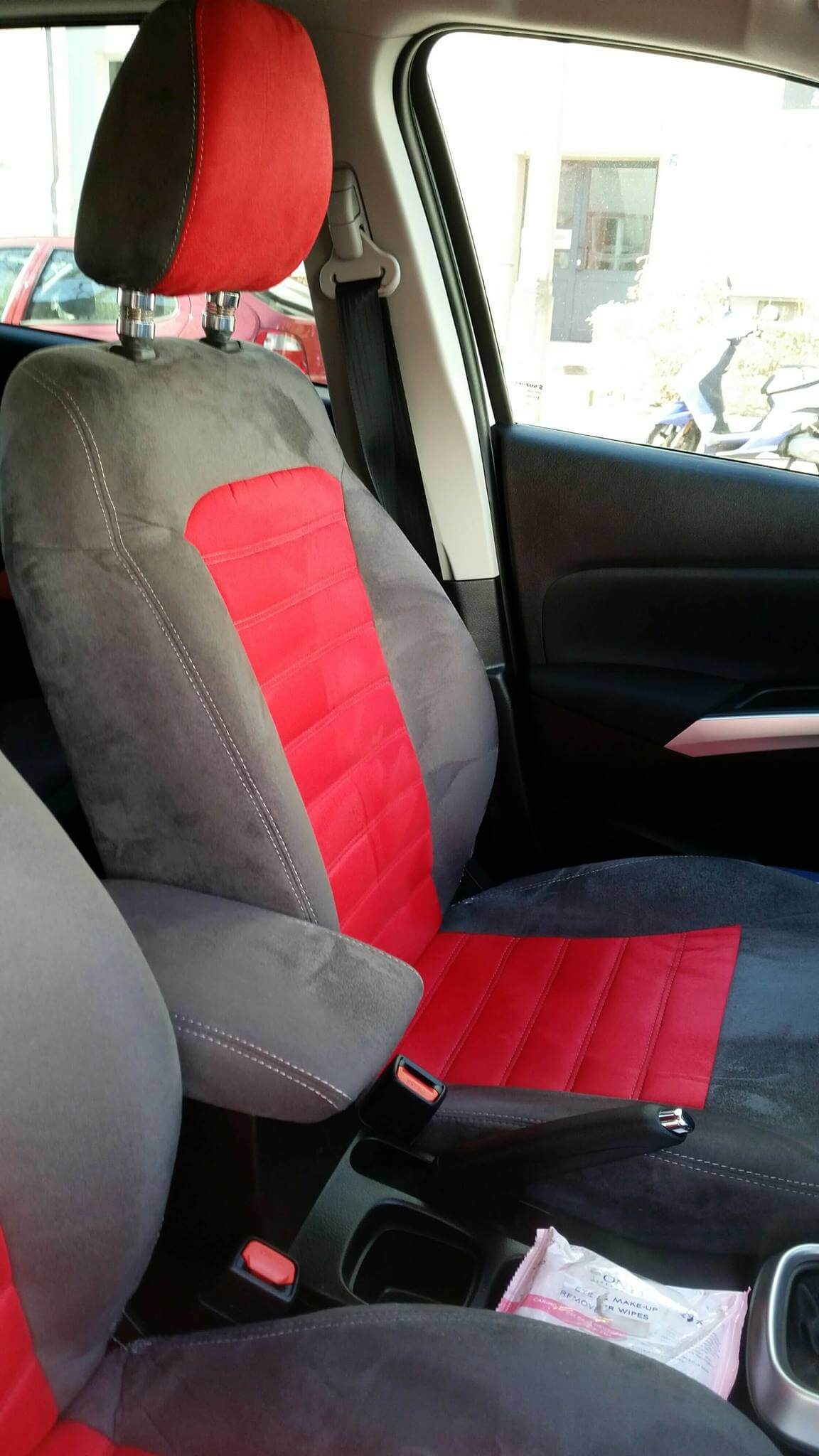 Suzuki S Cross Sitzbezuege Grau Rot Fahrersitz