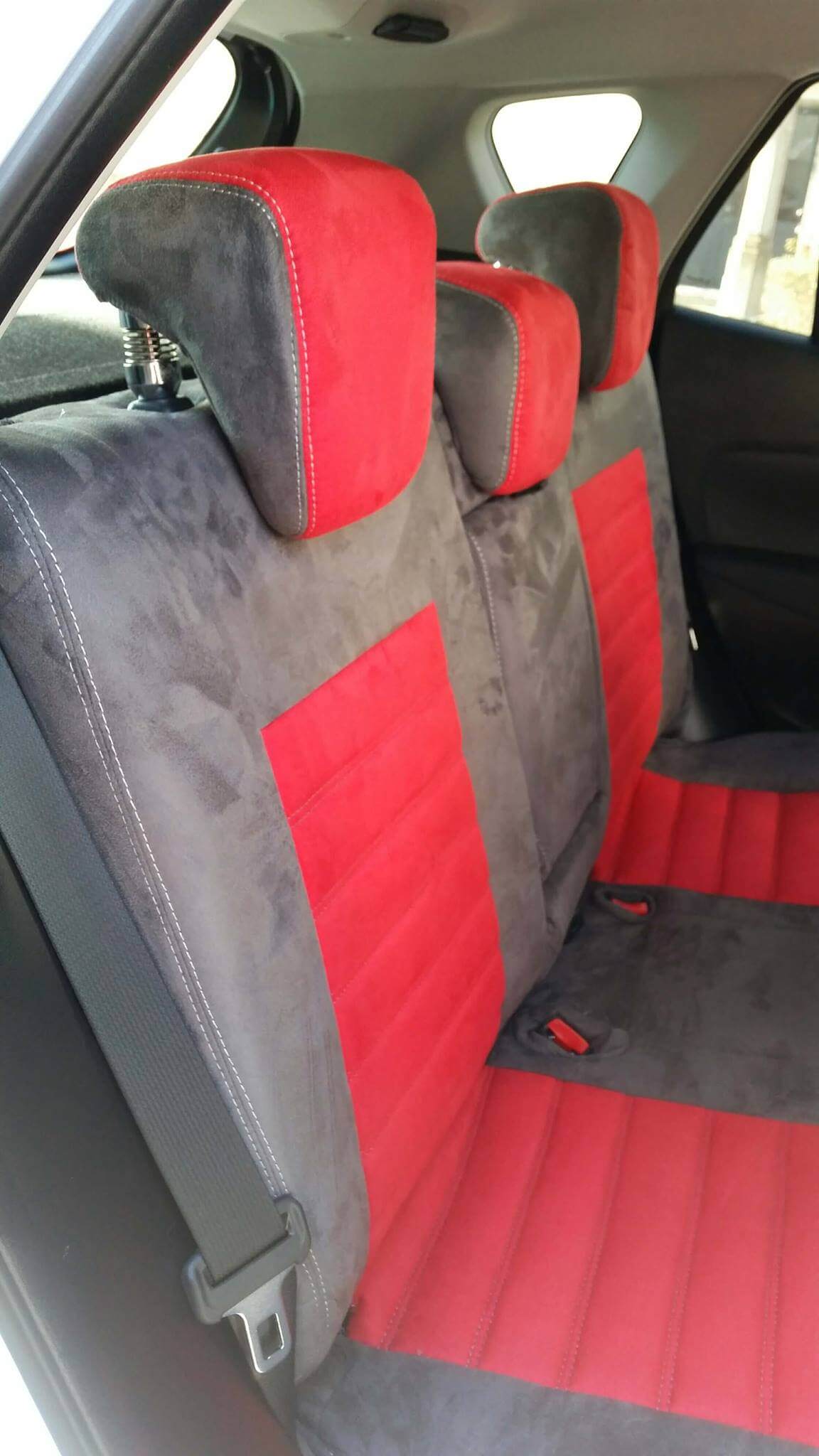 Suzuki S Cross Sitzbezuege Grau Rot Rueckbank