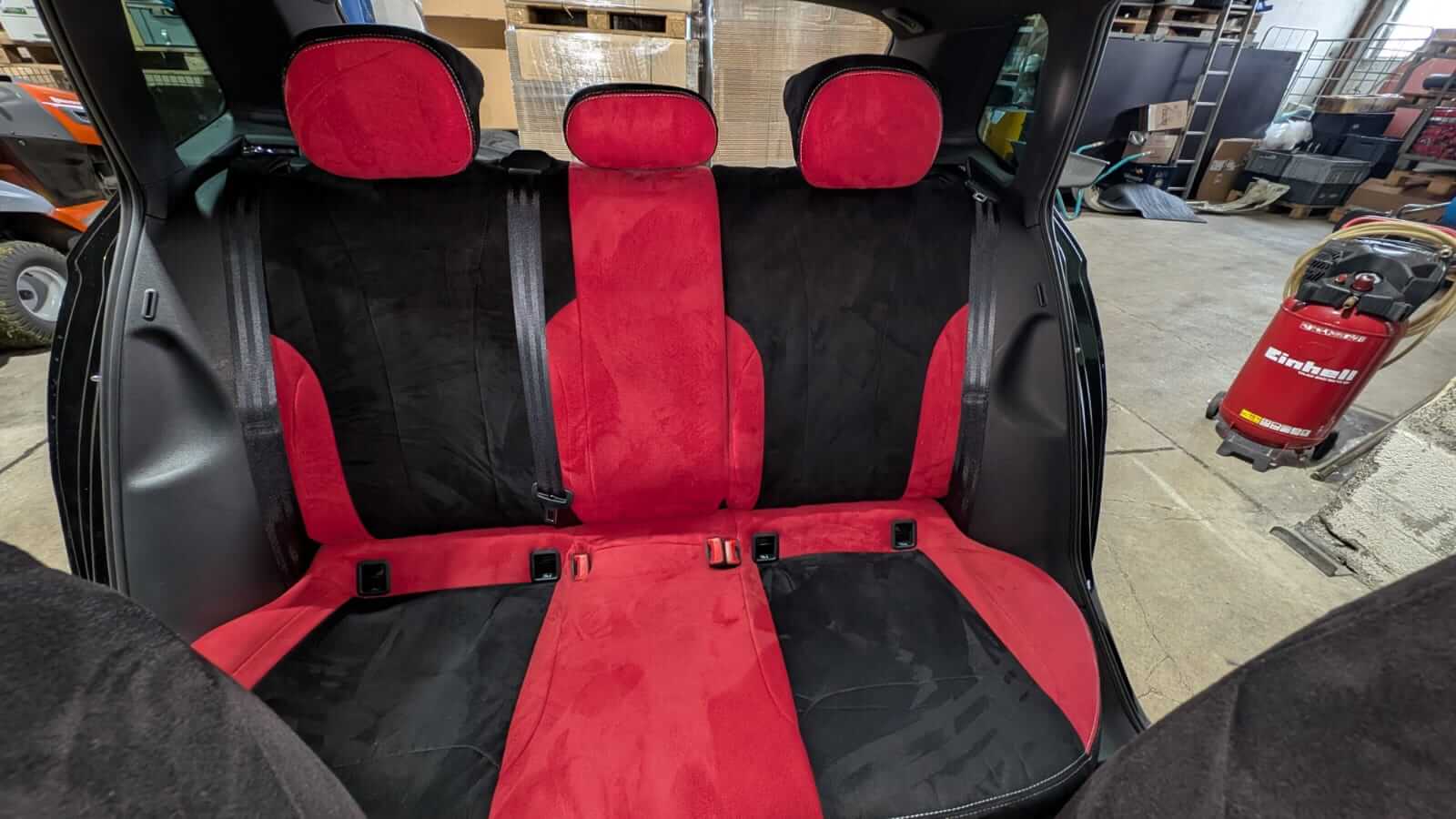 Skoda Kamiq Monte Carlo Sitzbezuege Rueckbank Rot Schwarz