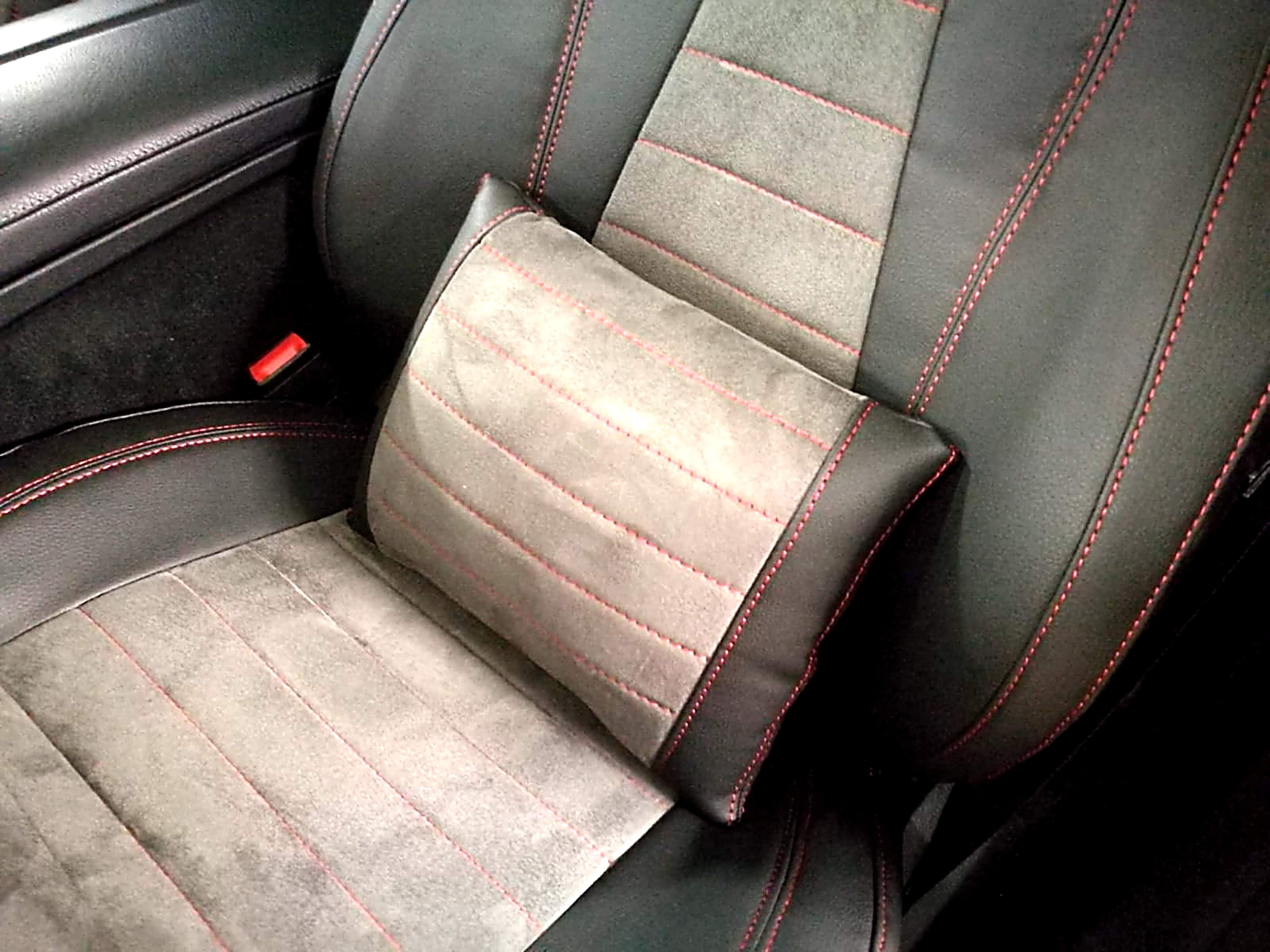 Autositzbezug aus Kunstleder und Alcantara mit roter Doppelnaht in Detailaufnahme
