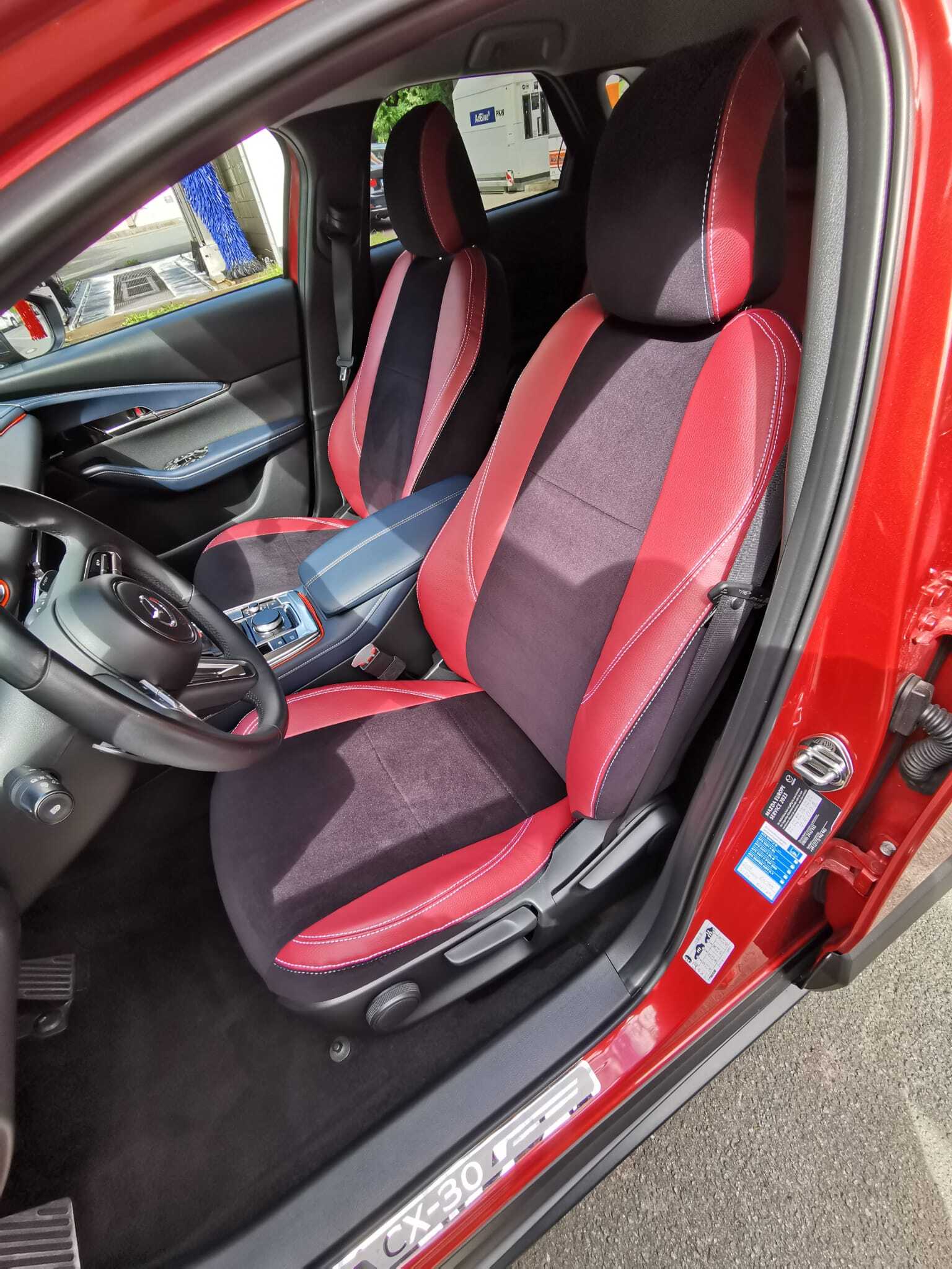 Mazda Cx30 Sitzbezuege Rot Schwarz Vordersitze Kunstleder Textil