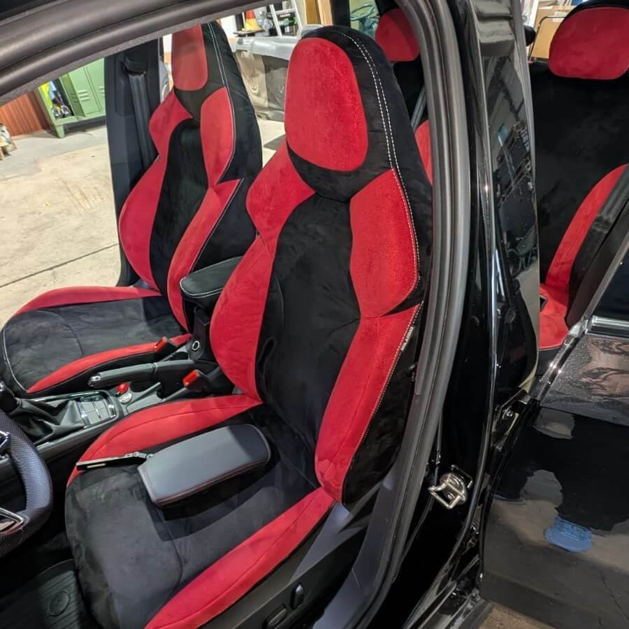 Antarrlook Sitzbezuege Skoda Kamiq Monte Carlo Rot Schwarz Vordersitze