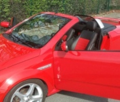 Opel Tigra Sitzbezüge nach Maß – D02 Rot & D15 Schwarz mit 6-cm-Quernähten
