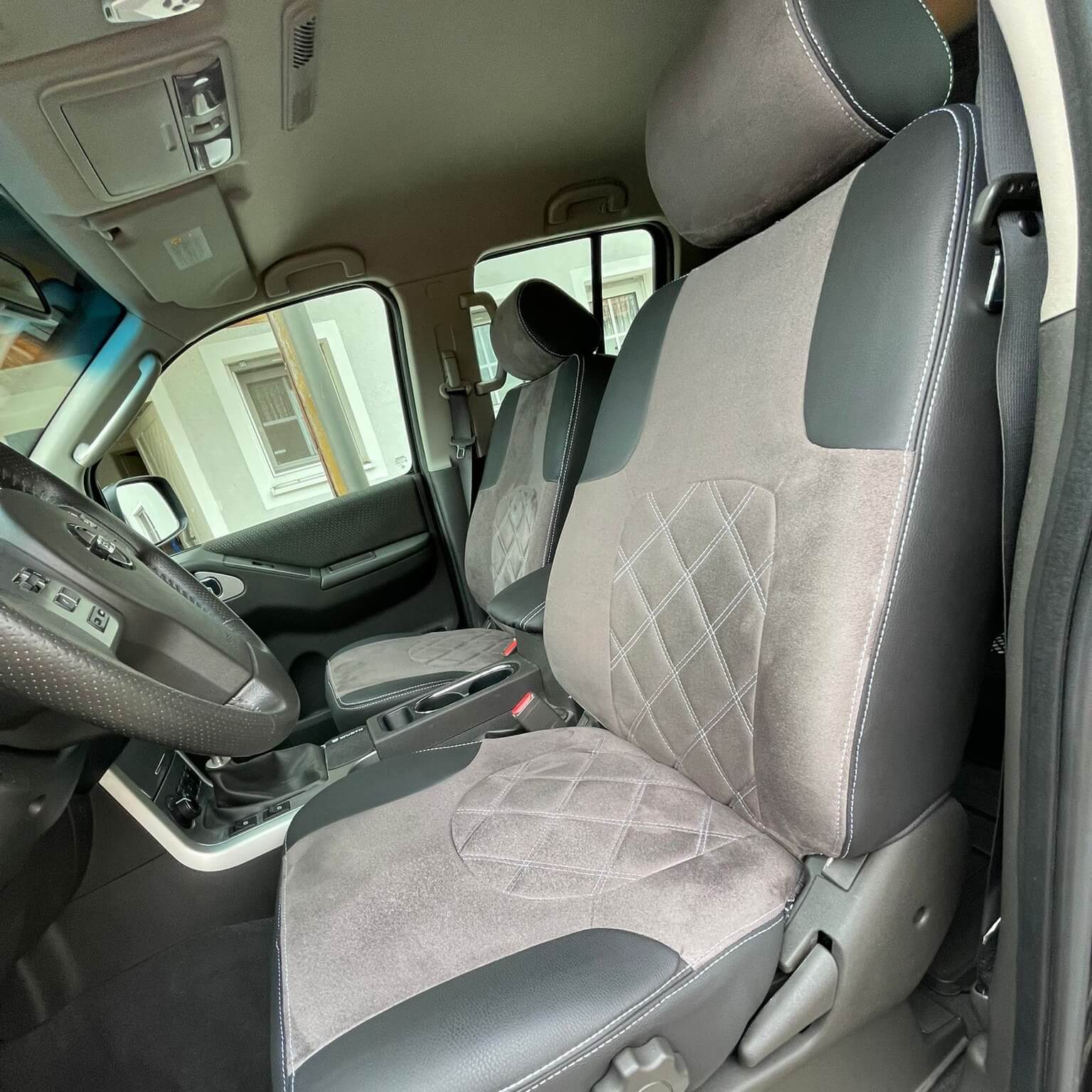 Nissan Navara Sitzbezuege Grau Schwarz Rautenmuster Vordersitze