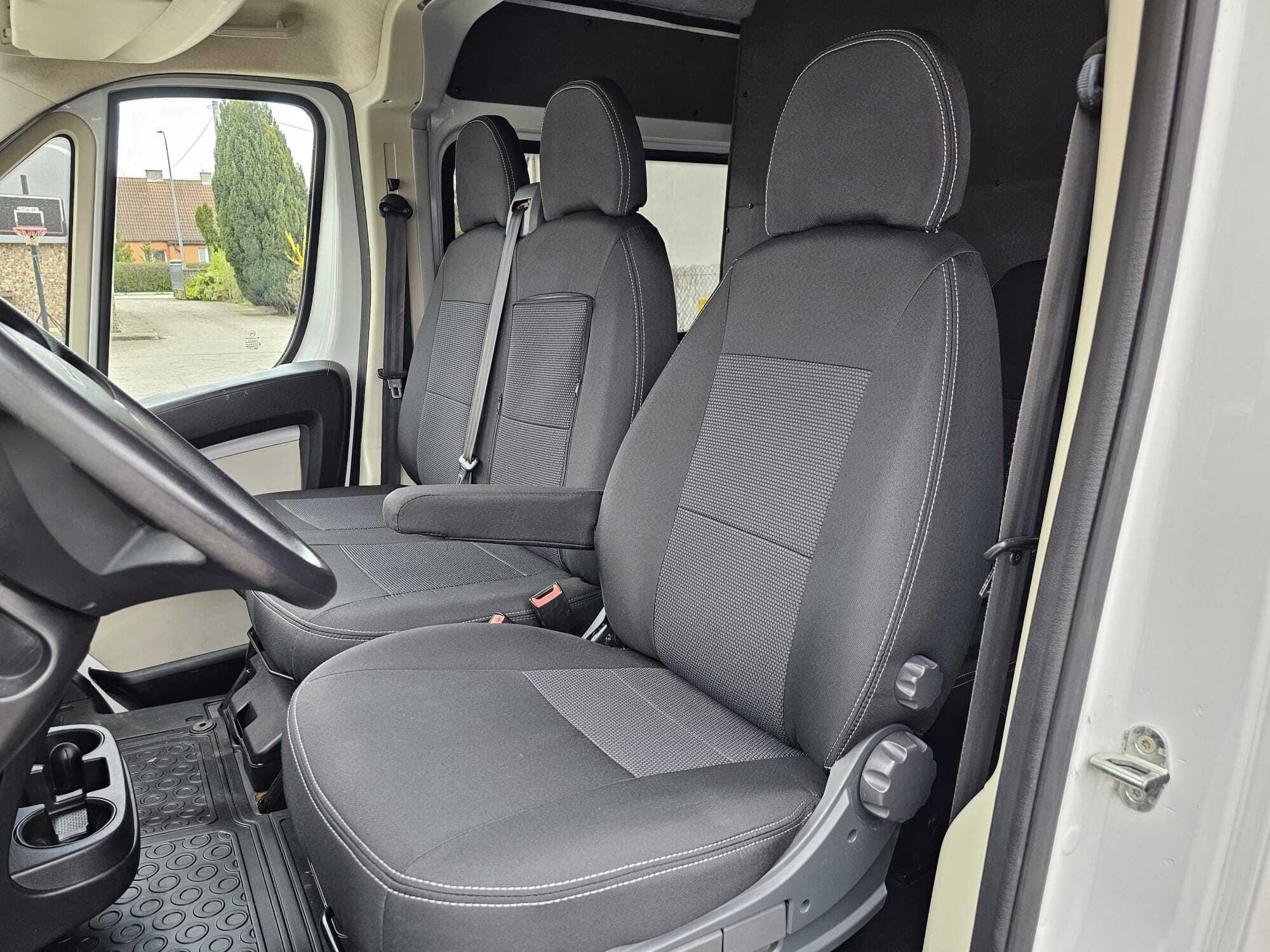 Fiat Ducato Gewerblich Sitzbezuege Textil Schwarz Grau Vordersitze