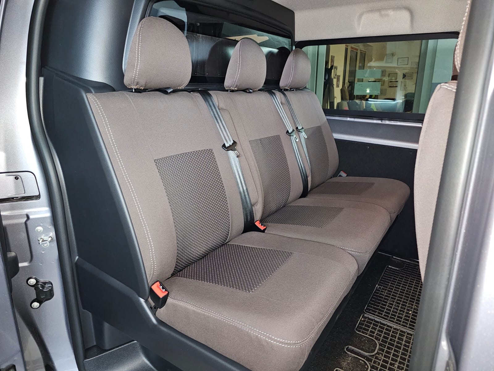 Opel Vivaro Rueckbank Sitzbezuege Textil Grau Anthrazit Seitenansicht