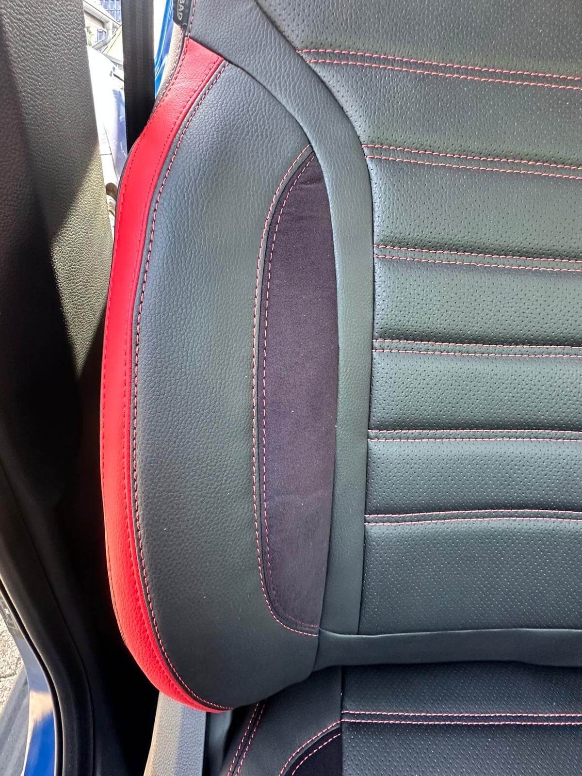 Ford Ranger Raptor Sitzbezuege Detail Rot Schwarz