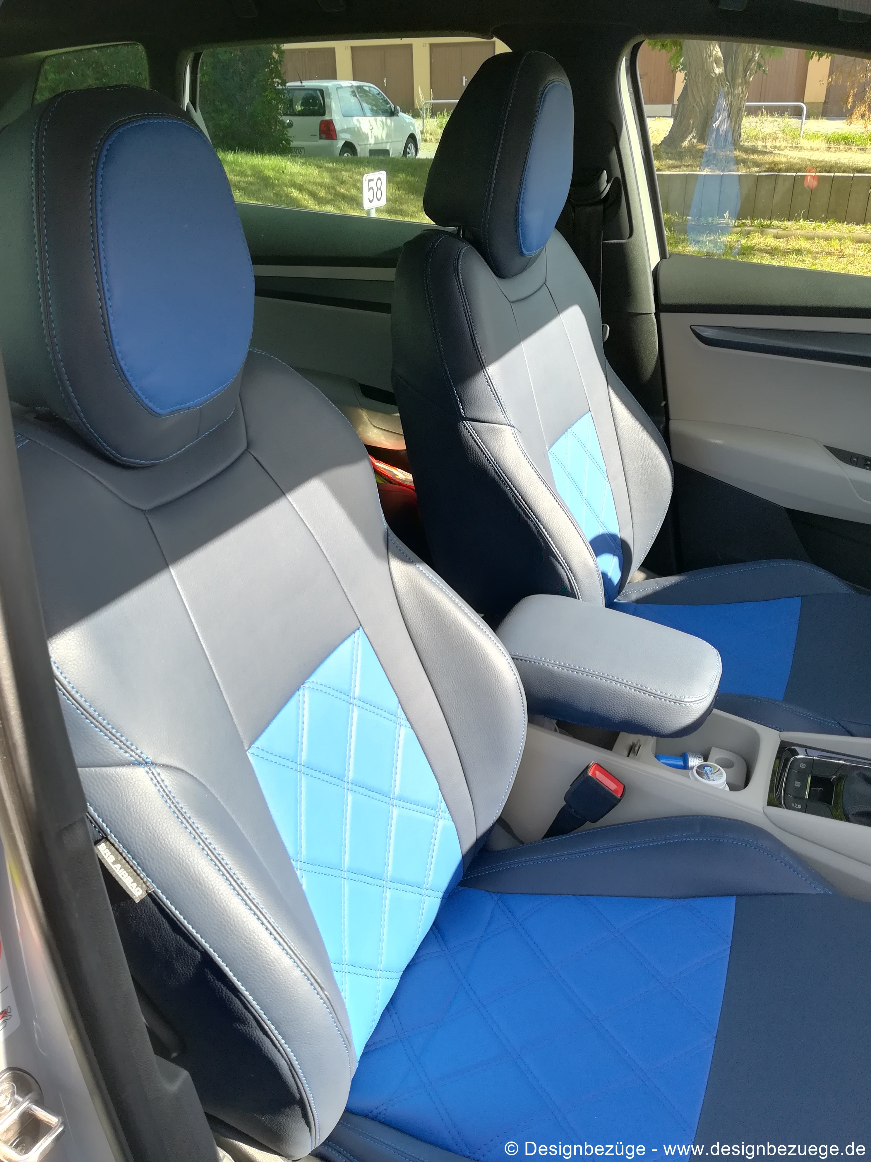 Skoda Karoq Sitzbezuege Nach Mass Lederlook Hellblau Dunkelblau Vorne