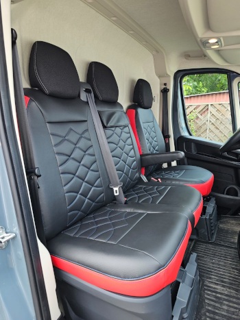 Fiat Ducato Modell 2026: Maßgefertigte Sitzbezüge mit funktionierendem Klapptisch