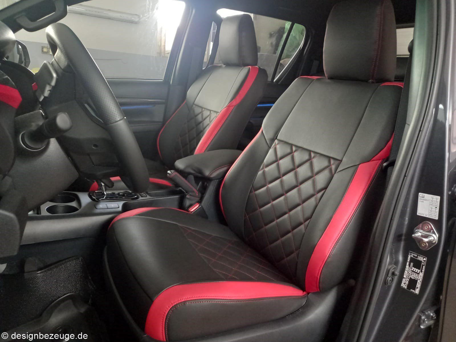 Toyota Hilux Vordersitze Sitzbezuege Schwarz Rot