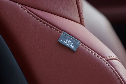 Seitenairbagtauglicher Sitzbezug mit SRS-Airbag-Kennzeichnung