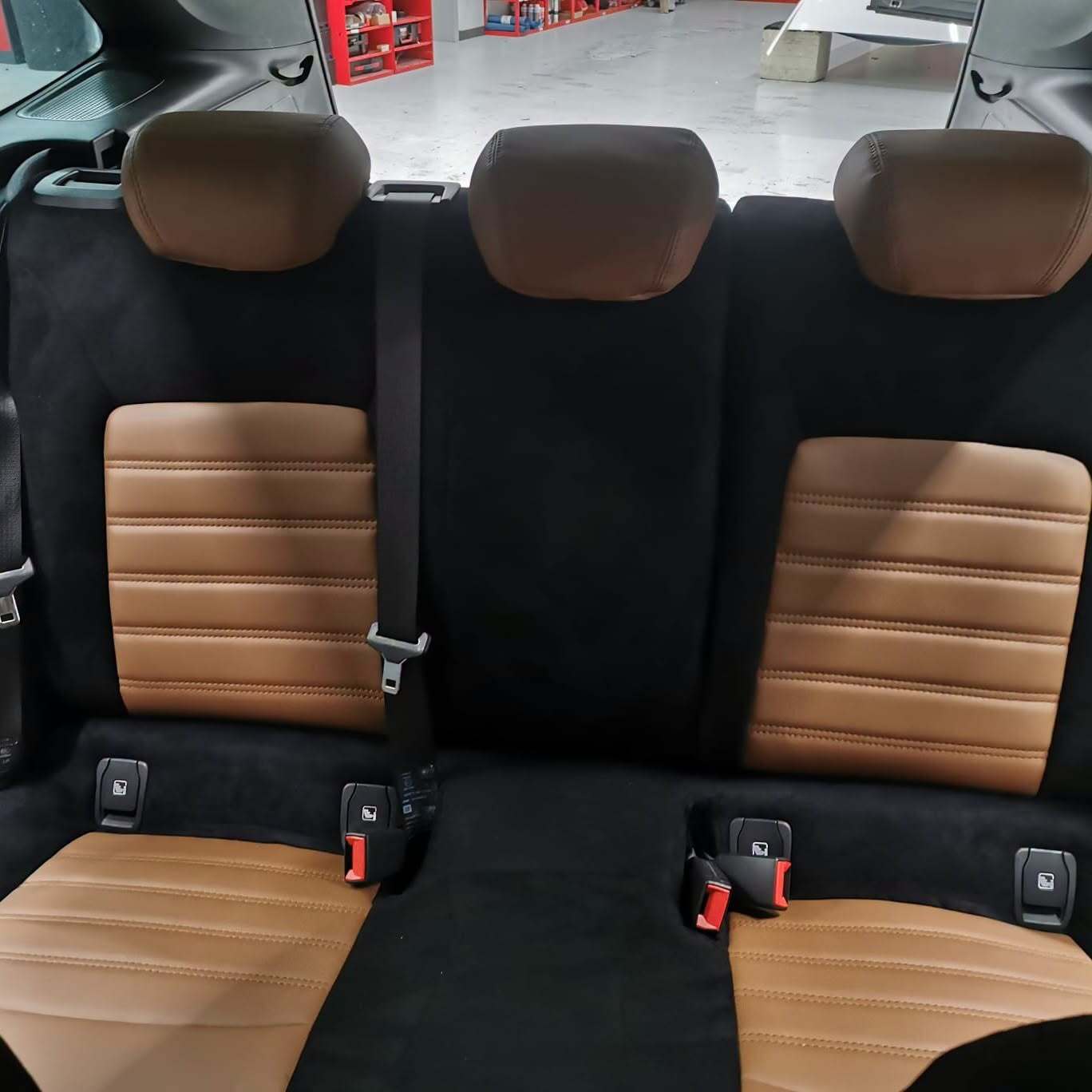 Autositzbezuege Nach Mass Opel Astra K Ruecksitze Detail Cognac Schwarz