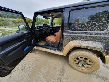 Suzuki Jimny GJ Sitzbezüge nach Maß – Lederlook & Rautensteppung