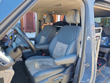 VW T7 Multivan Sitzbezüge nach Maß in Hellgrau und Dunkelgrau