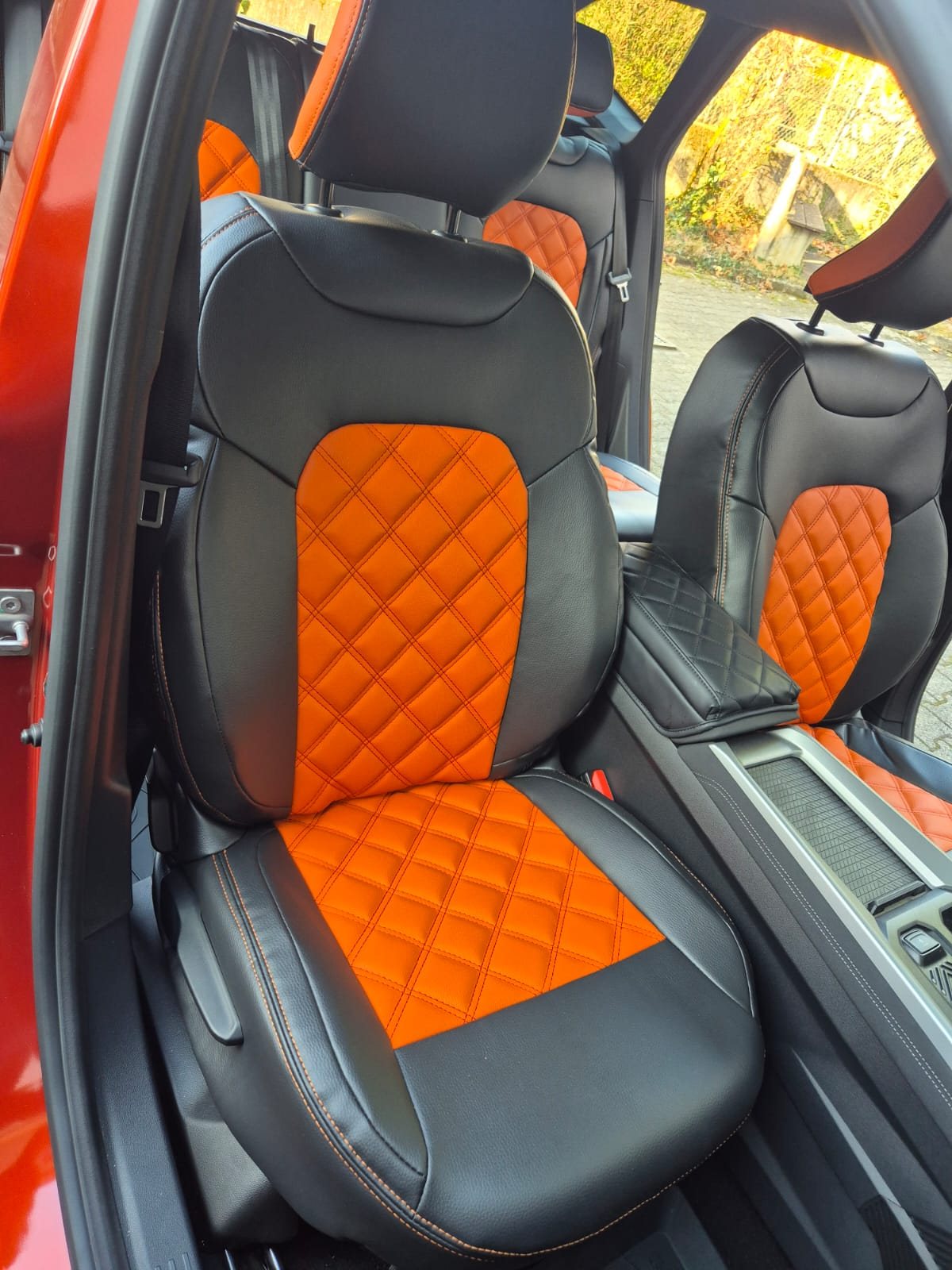 Dacia Bigster Sitzbezuege Schwarz Orange Vordersitze