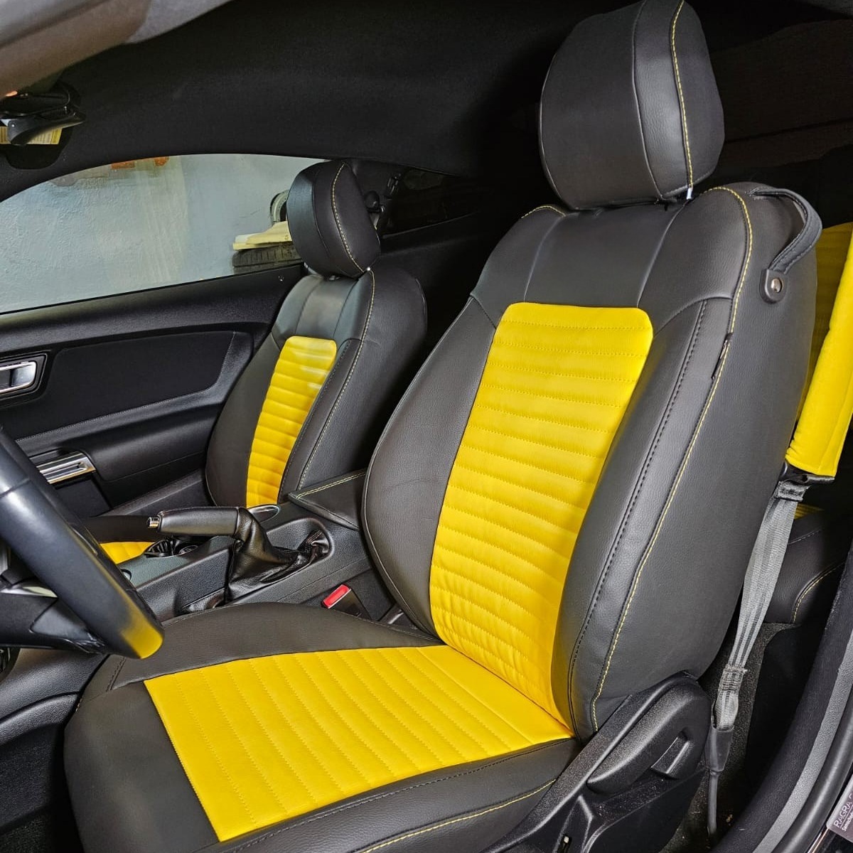 Ford Mustang Sitzbezuege Schwarz Gelb Vordersitze