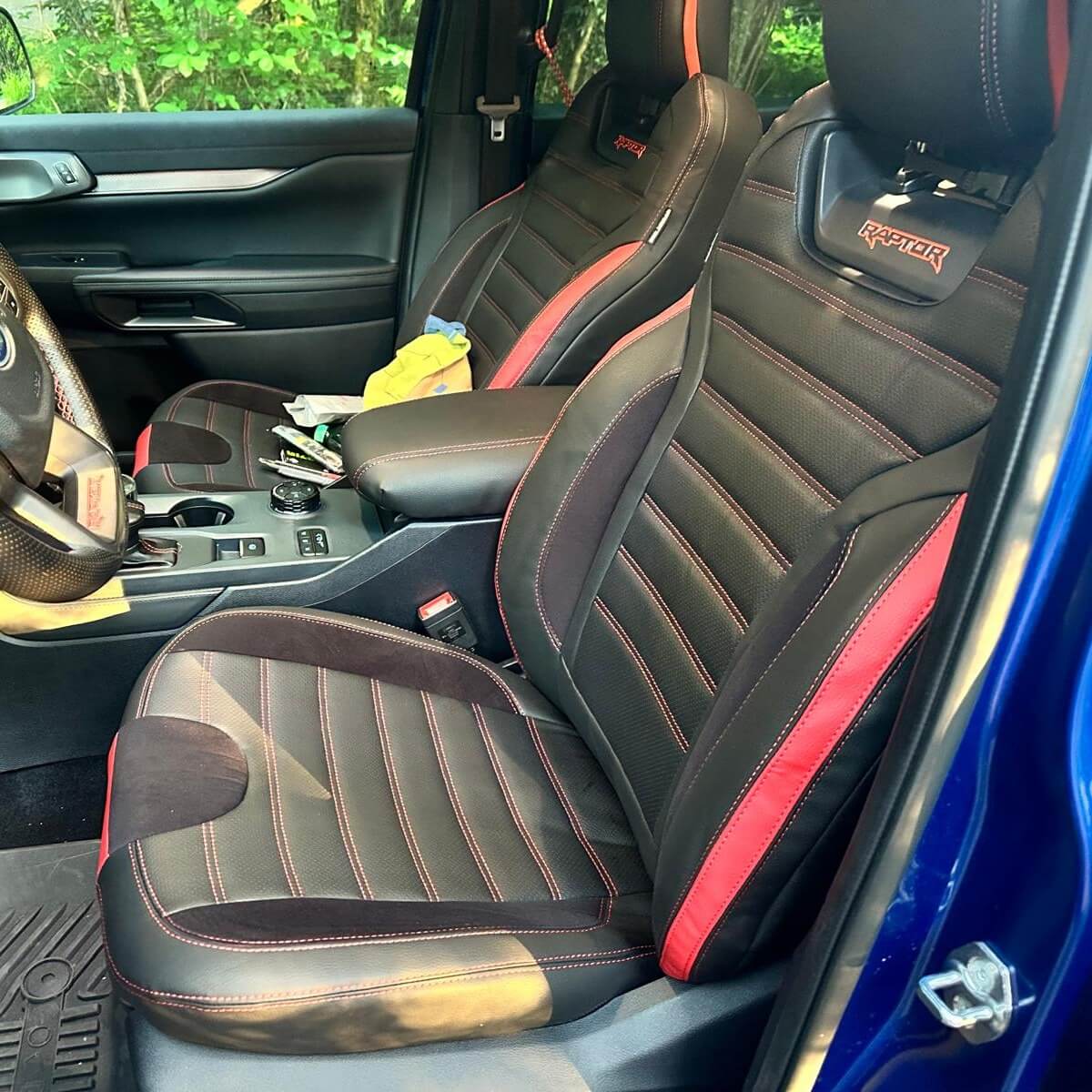 Ford Ranger Raptor Sitzbezuege Kunstleder Schwarz Rot Sportdesign