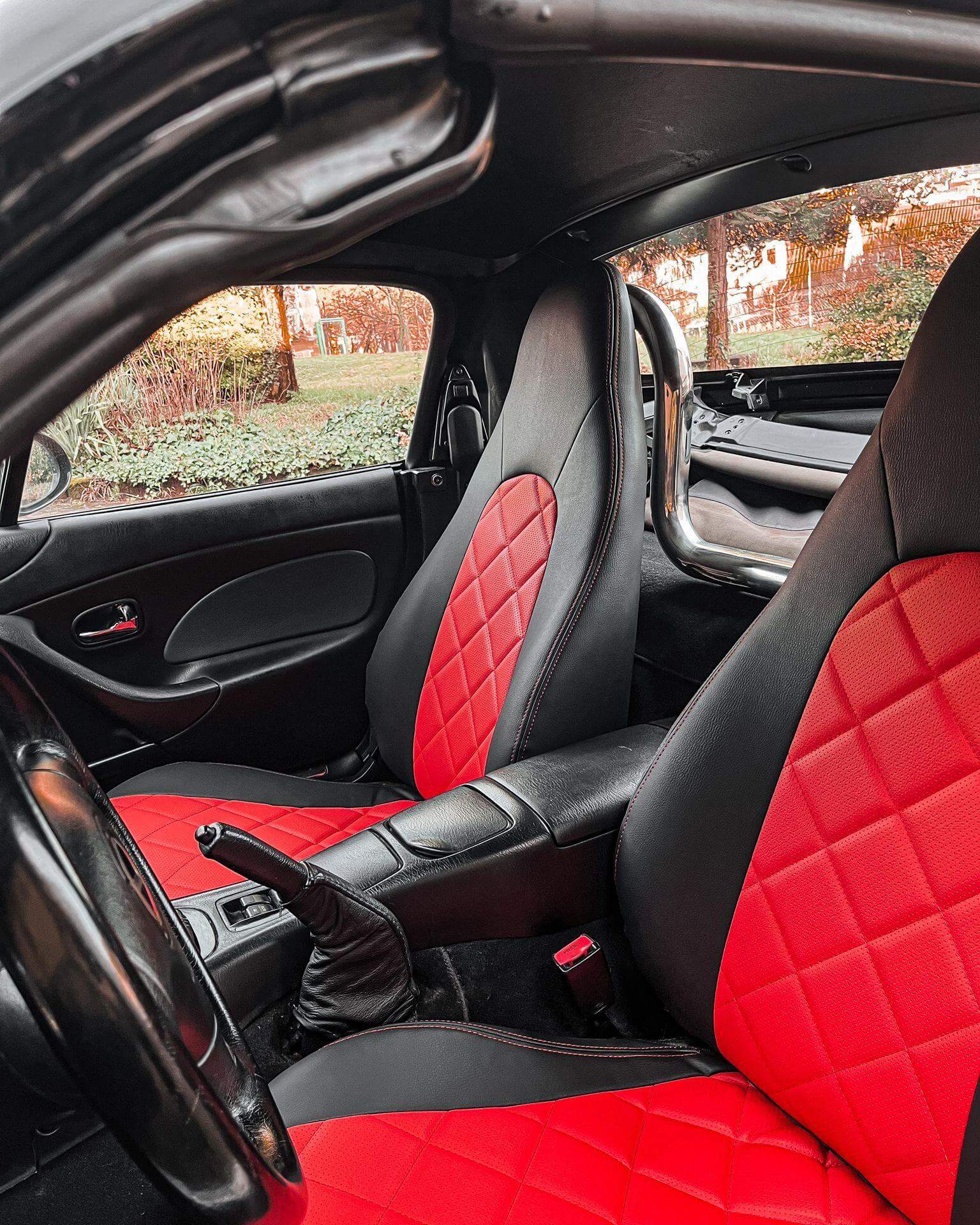 Mazda Roadster Sitzbezuege Rot Schwarz Rautensteppung