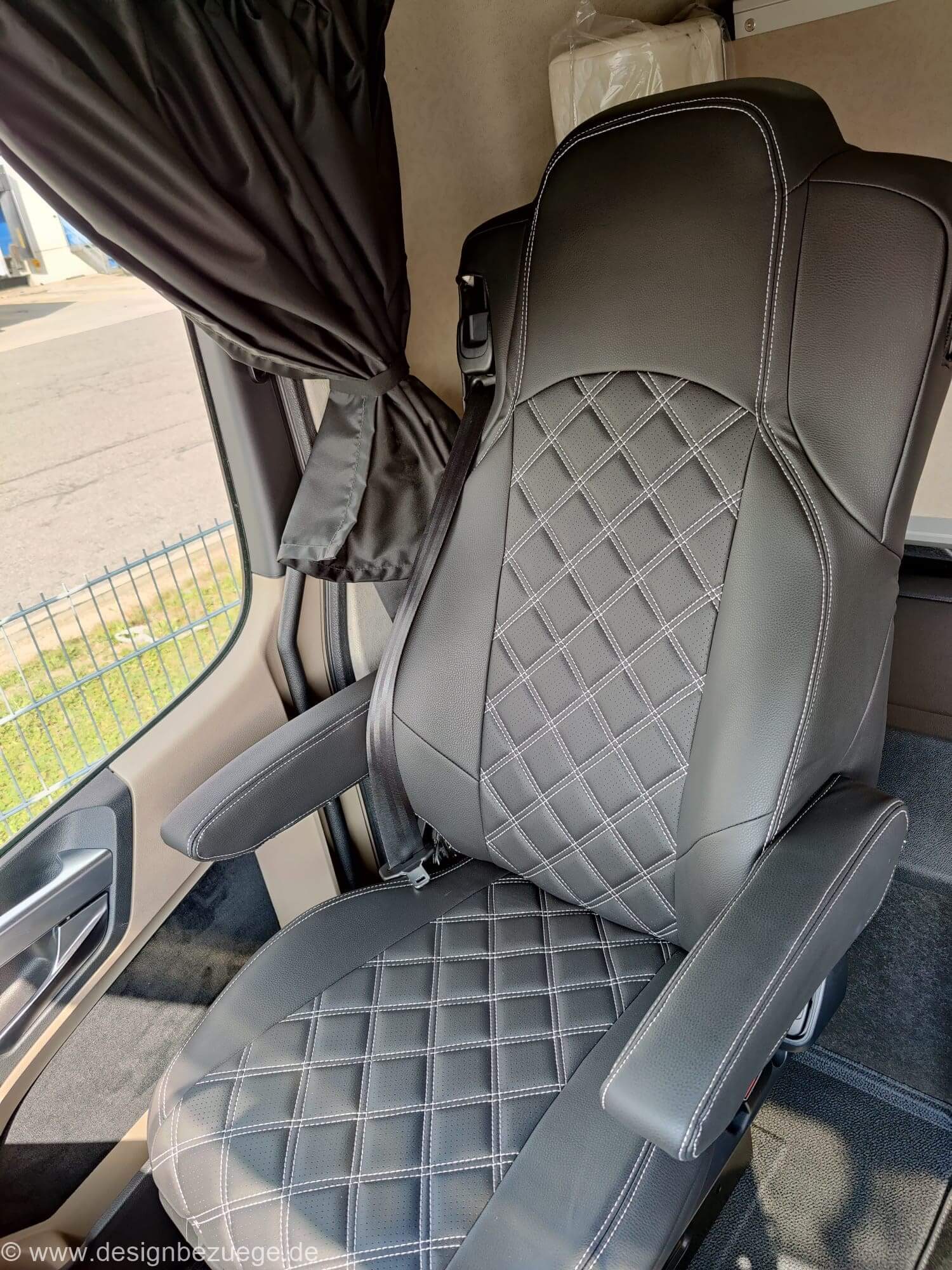 Mercedes Actros Sitzbezuege Schwarz Rautensteppung Kunstleder