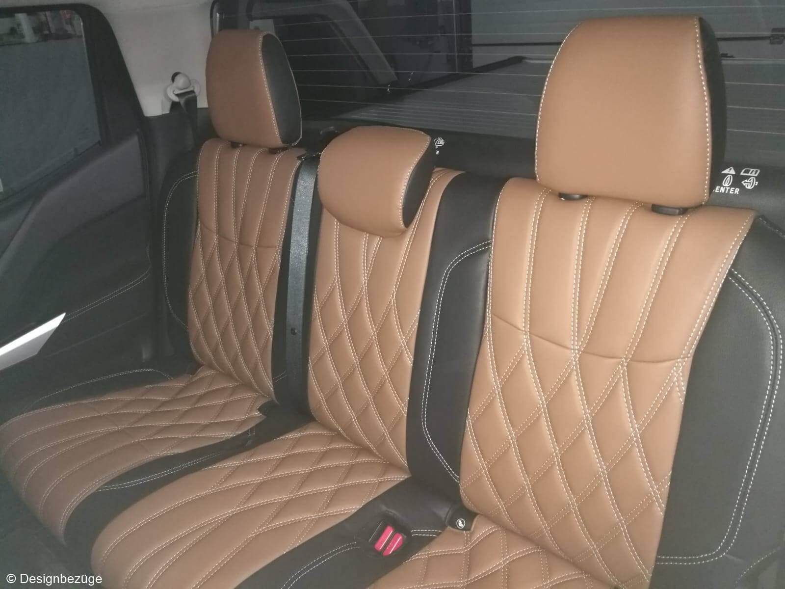 Nissan Navara Ruecksitzbank Sitzbezuege Braun Schwarz Rautensteppung