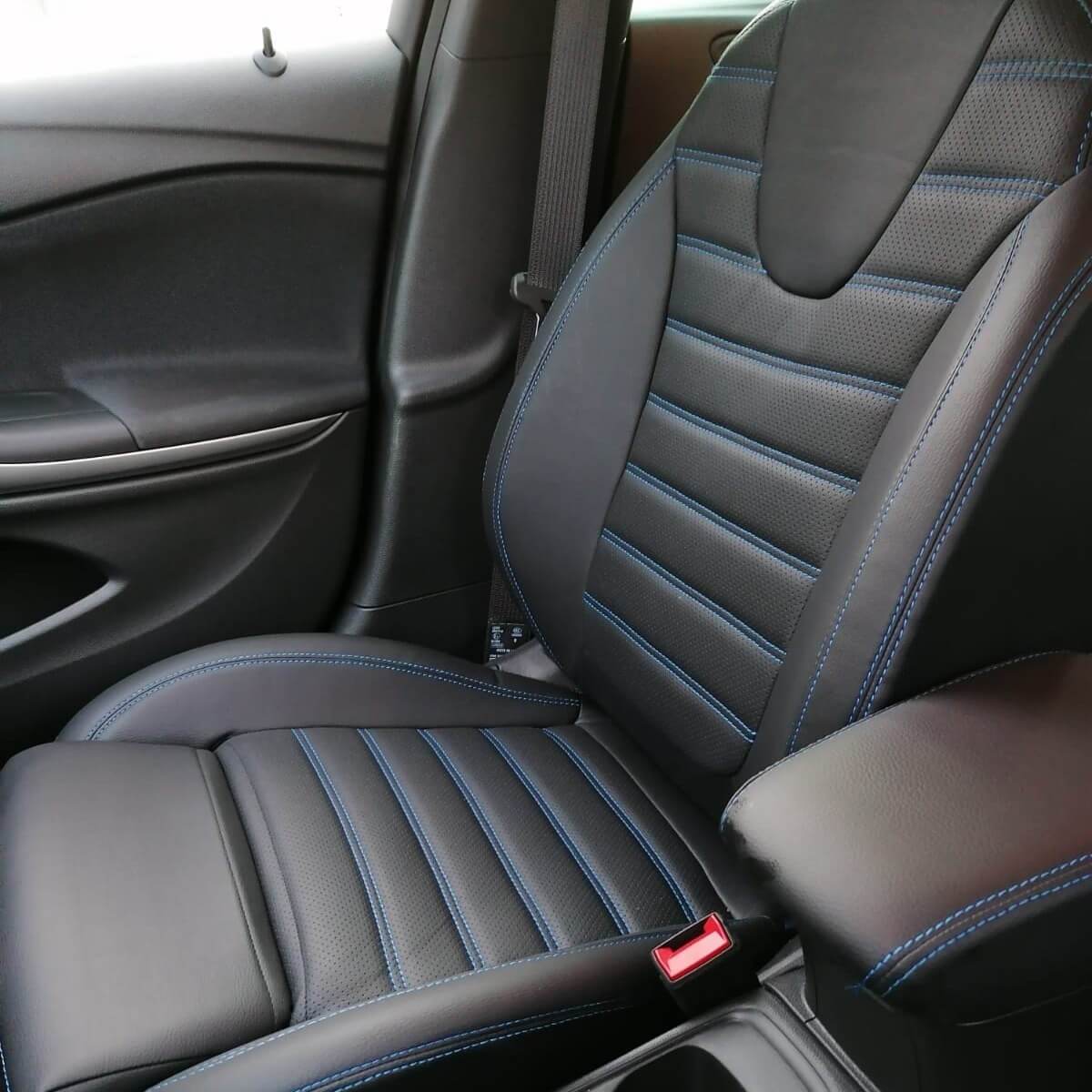 Opel Astra K Sitzbezuege Kunstleder Schwarz Blau Naehte