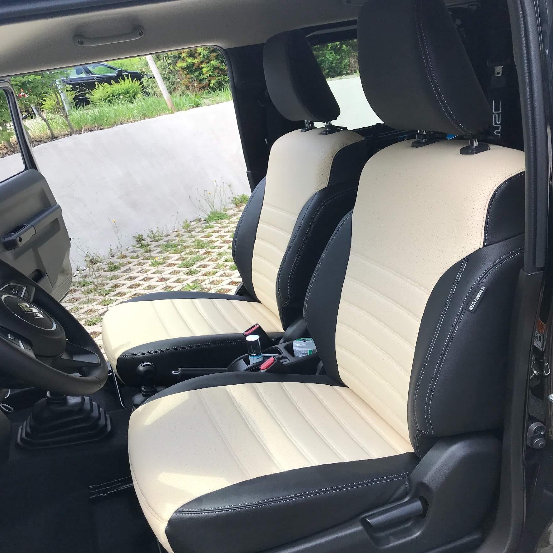 Suzuki Jimny Sitzbezuege Beige Schwarz Kunstleder