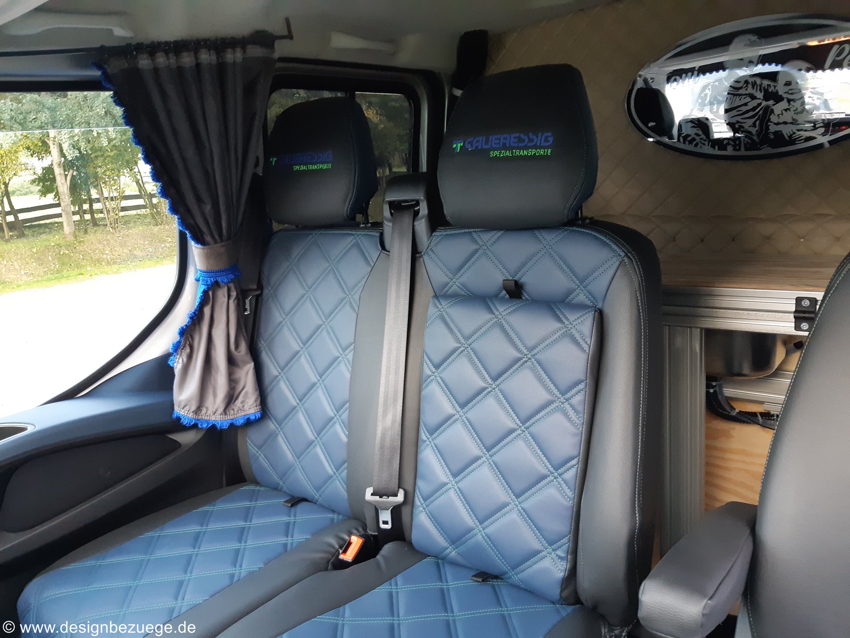 Iveco Daily Sitzbezuege Nach Mass Blau Schwarz Rautensteppung