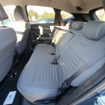 Hyundai Tucson NX4 Sitzbezüge nach Maß in Dunkelgrau mit eleganter Quersteppung